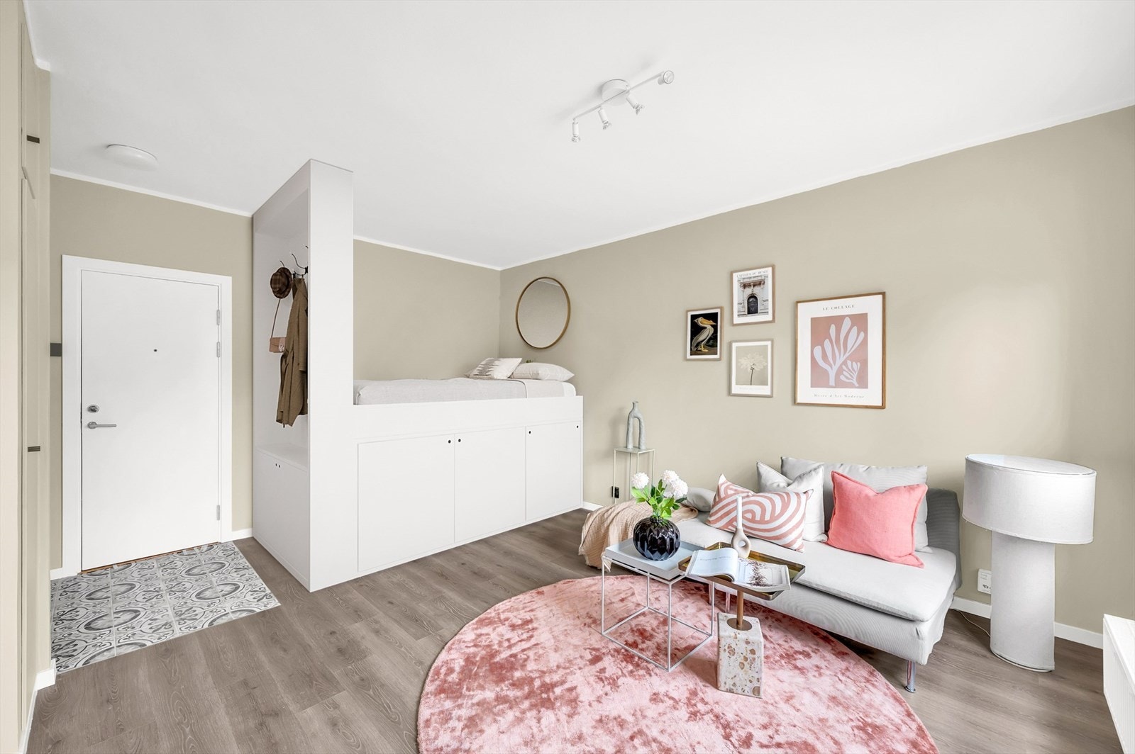 Bilde illustrerer hvordan det kan gjøres for å få en fin alkoveløsning med mye oppbevaring under senga og ved inngangen. Galleribilde