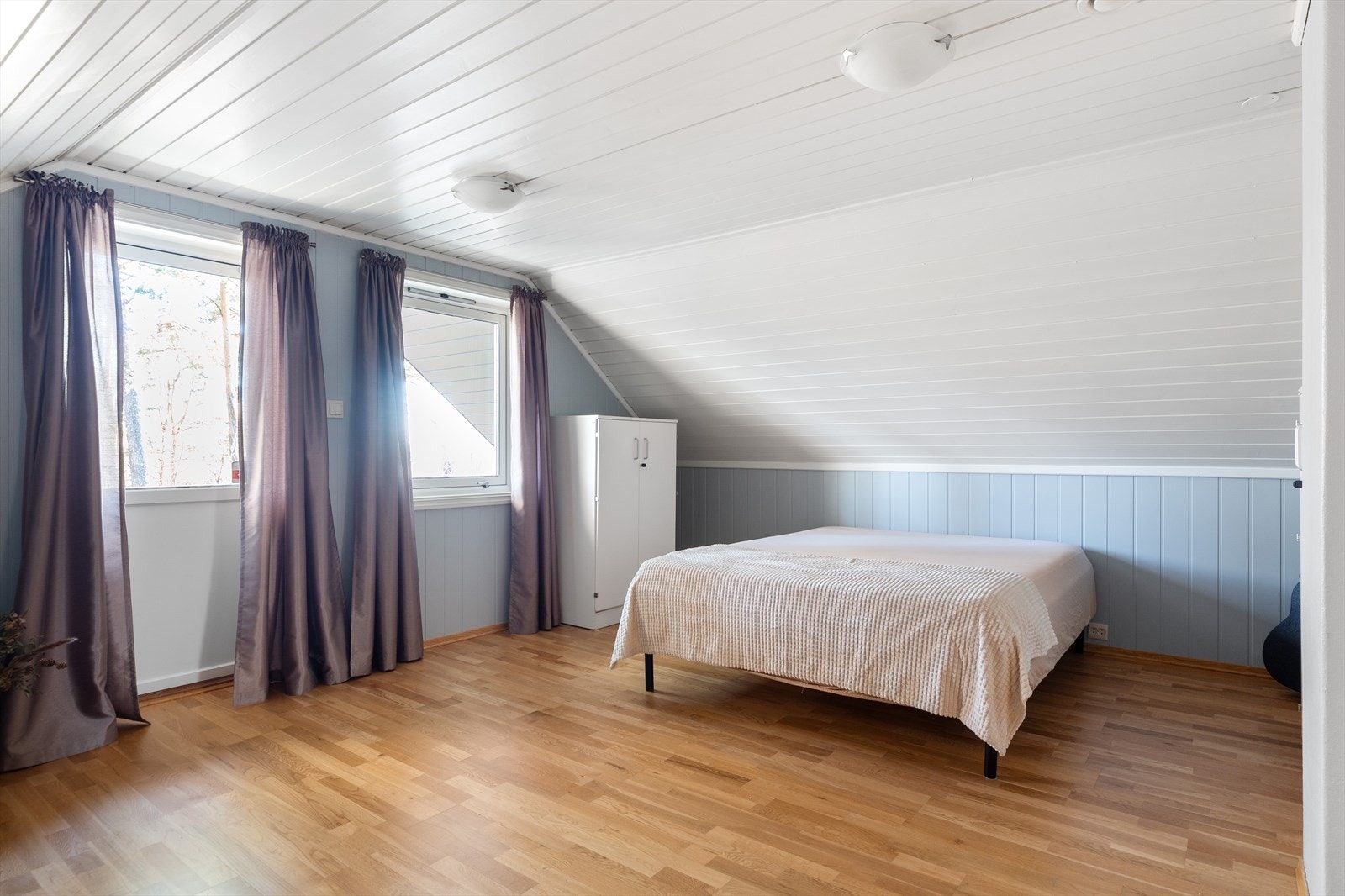 Det største soverommet i 2. etg. er på 16,5 kvm og har utgang til balkong Galleribilde