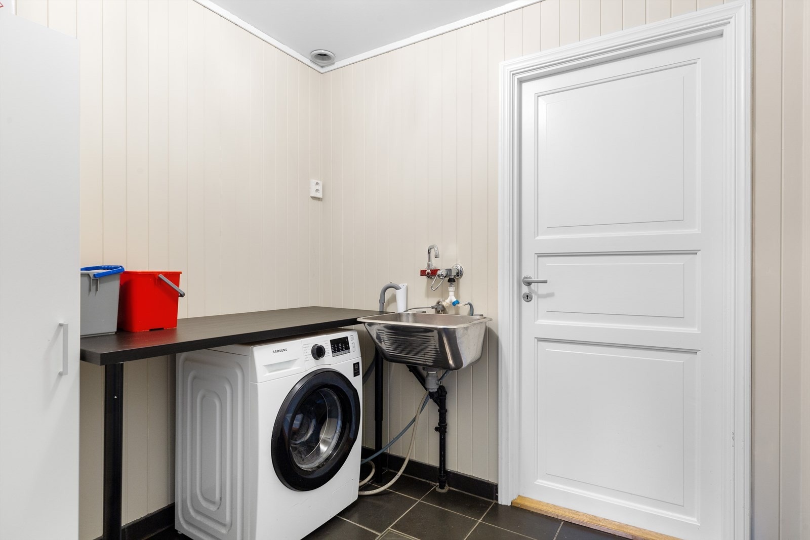 Fra vaskerommet er det adkomst til både kjøkken, kjølerom og entrè. Galleribilde