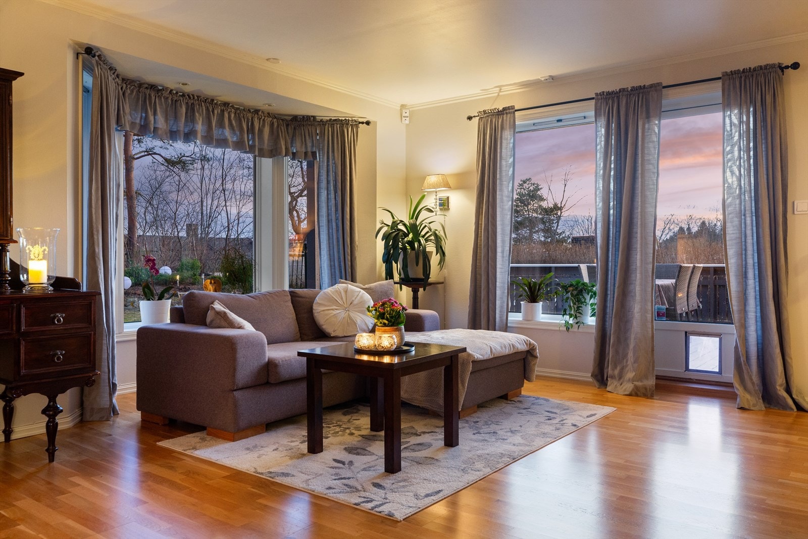 Sofahjørne med utgang til terrassen Galleribilde