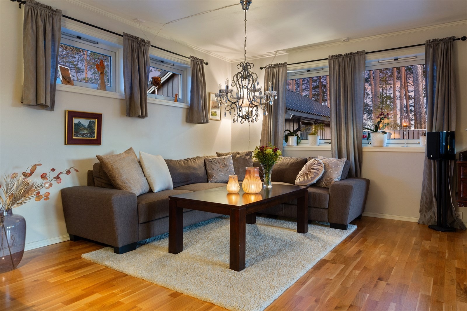 I stuen er det plass til to sofagrupper Galleribilde