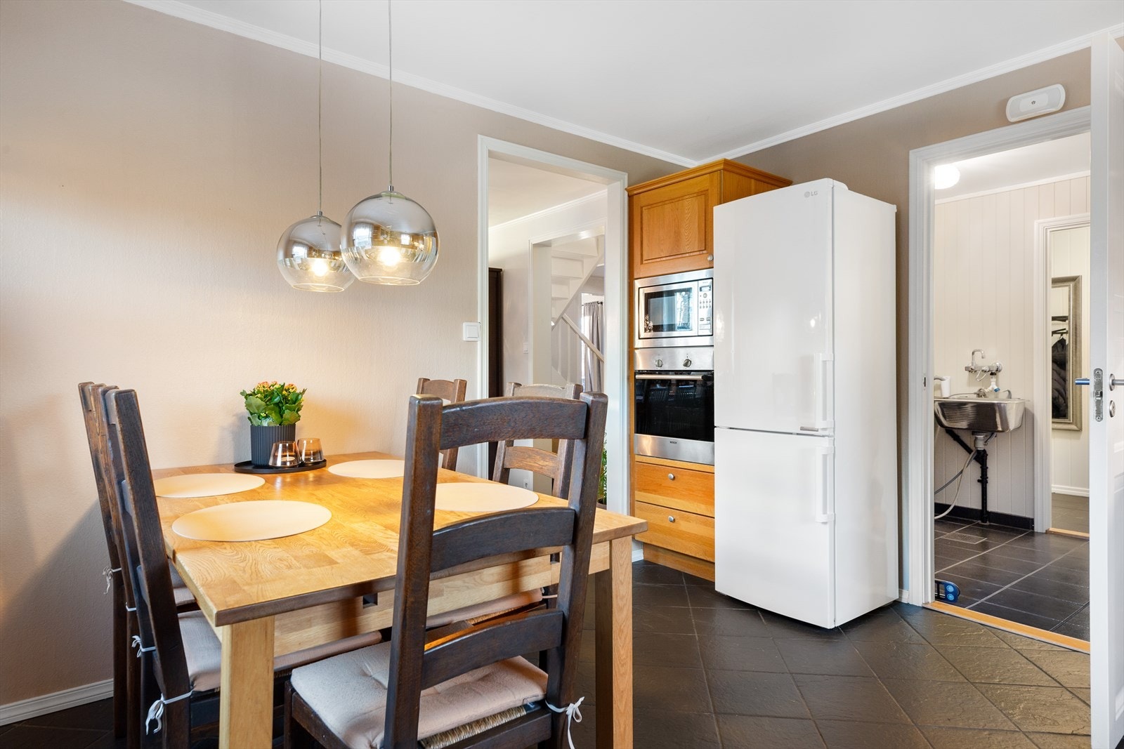 Integrert steke- og mikrobølgeovn. Hvitevarer på kjøkken medfølger i handelen. Galleribilde