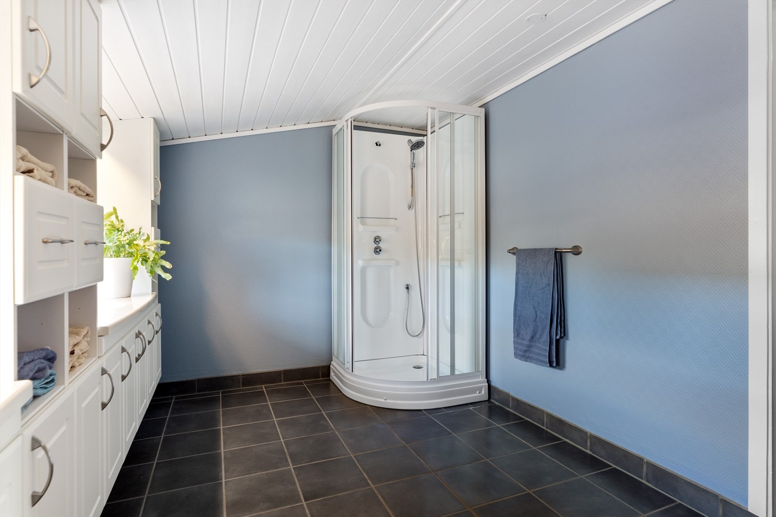 Flislagt bad med dusjkabinett Galleribilde