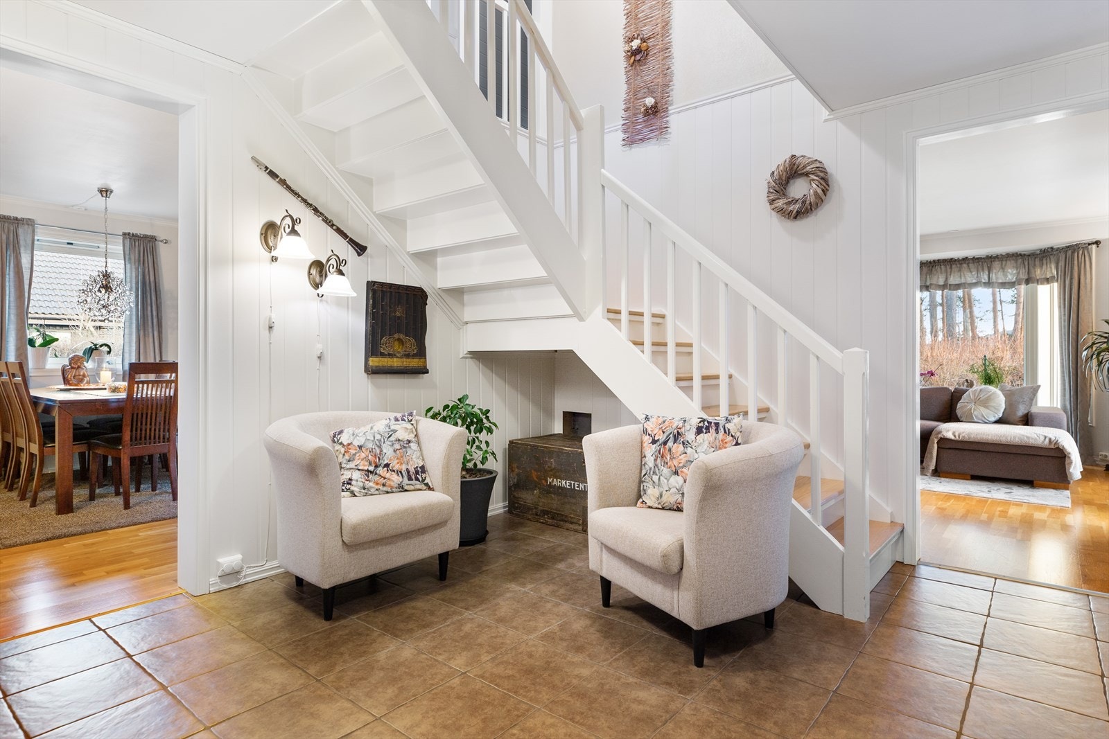 Lys flislagt hall med trapp til 2. etasje Galleribilde