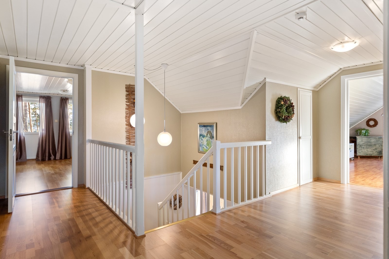 2. etasje er innredet med 3 soverom, baderom/wc og loftstue. Lagerrom/kott i knevegger. Galleribilde