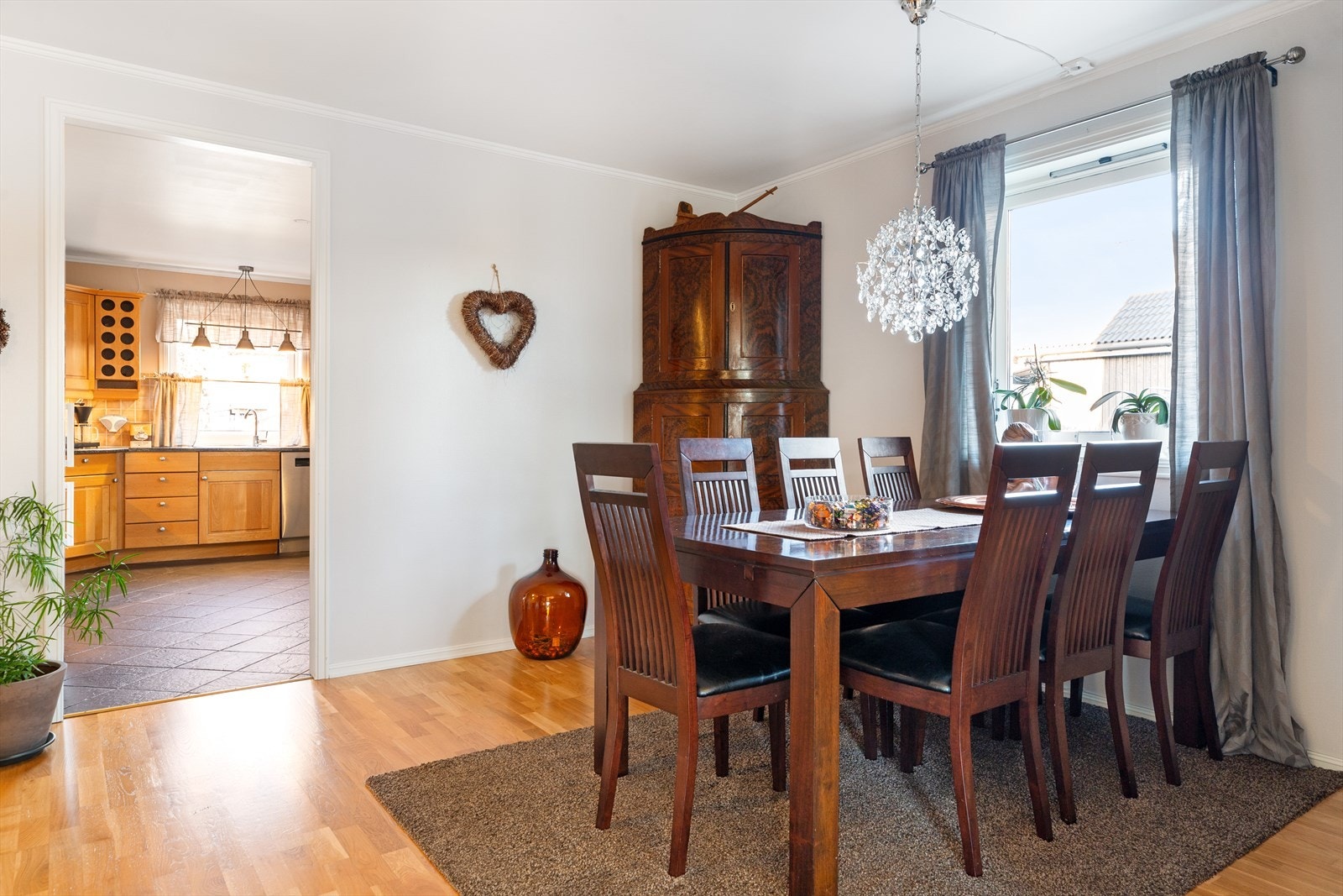 Fra stuen har man også plass til spisestue Galleribilde