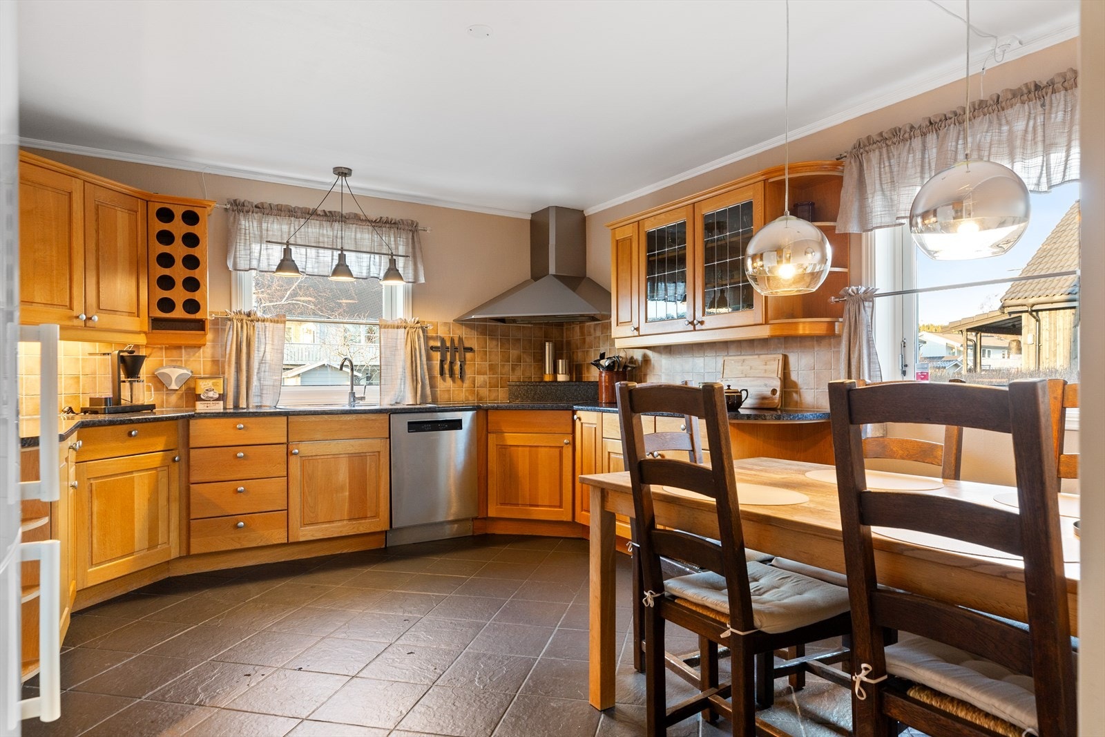 Romslig kjøkken med plass til spisebord Galleribilde