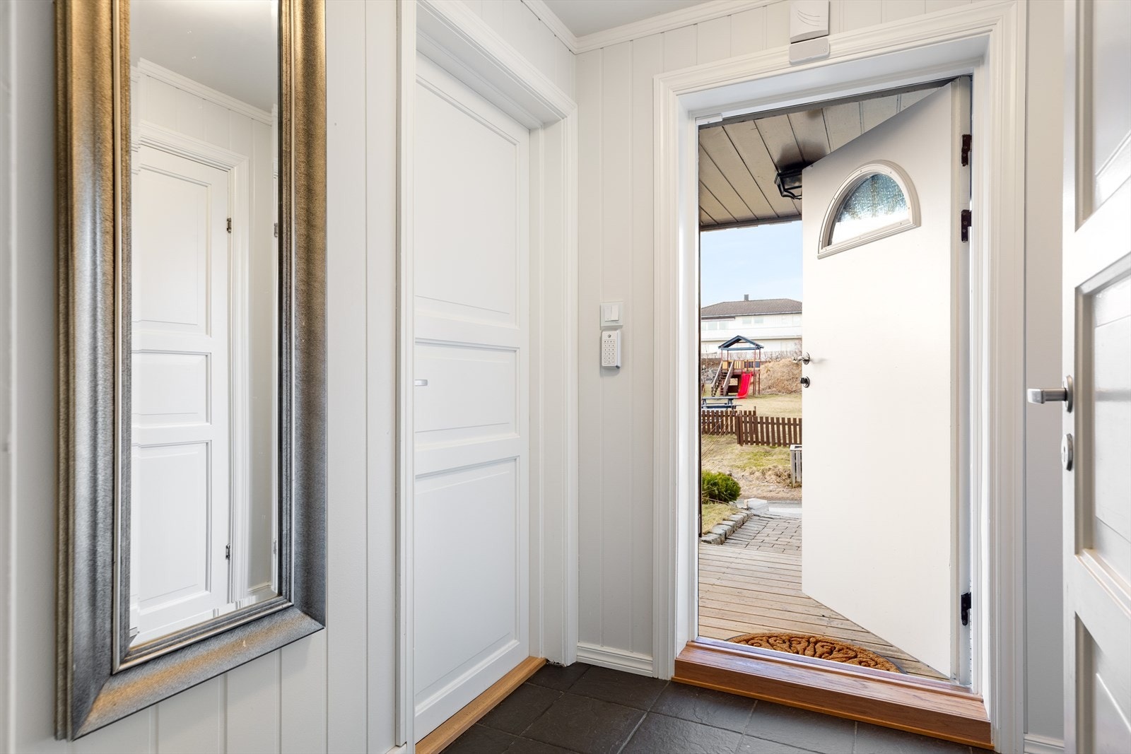 Entrè på 3,3 kvm. Vaskerommet er praktisk plassert i boligen ved inngangspartiet Galleribilde