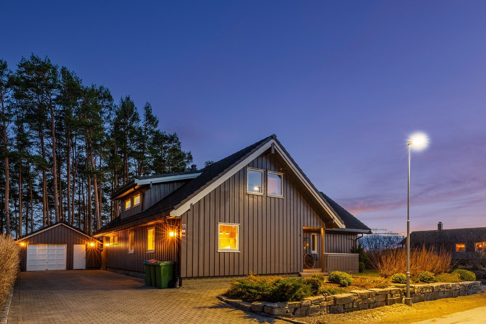 Steinlagt gårdsplass foran garasjen Galleribilde