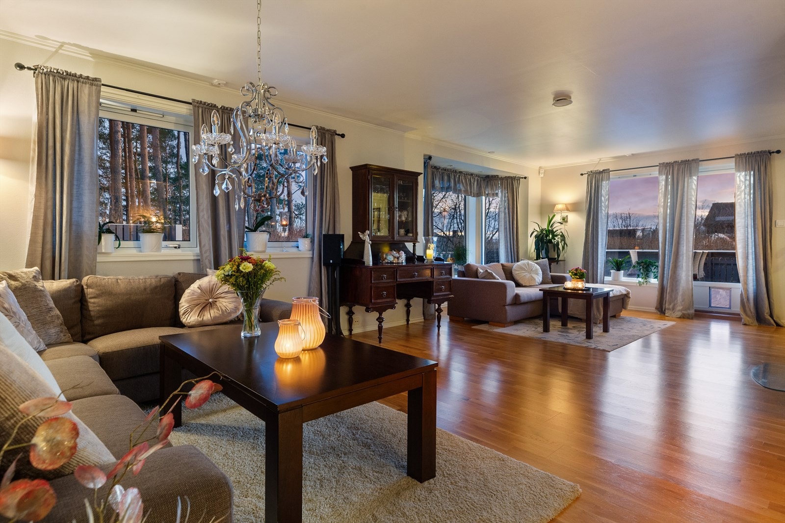 Stuen er på 37 kvm og kan deles opp i flere soner Galleribilde