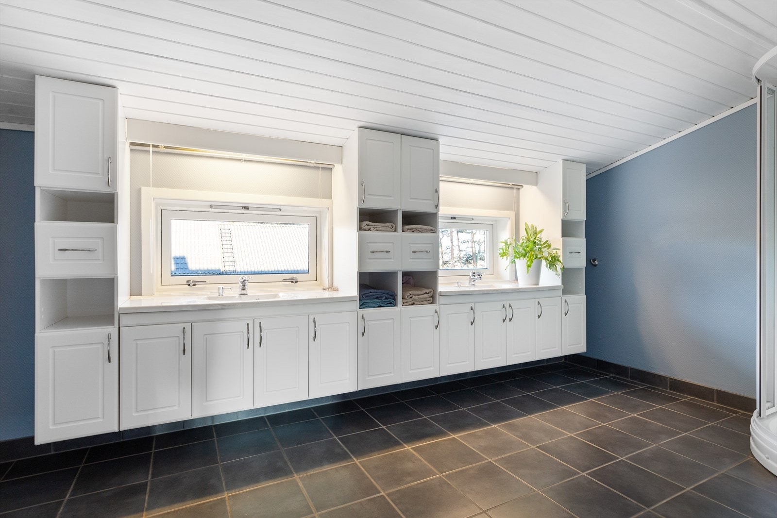 Stort baderom i 2. etasje på 10 kvm. Galleribilde