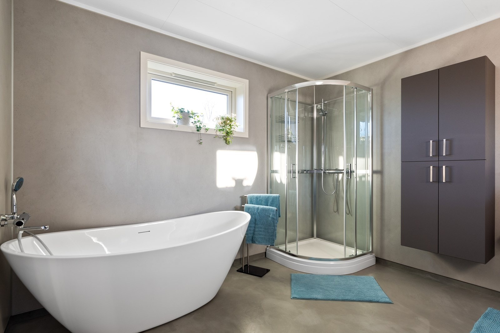 Det er både badekar og dusjkabinett Galleribilde