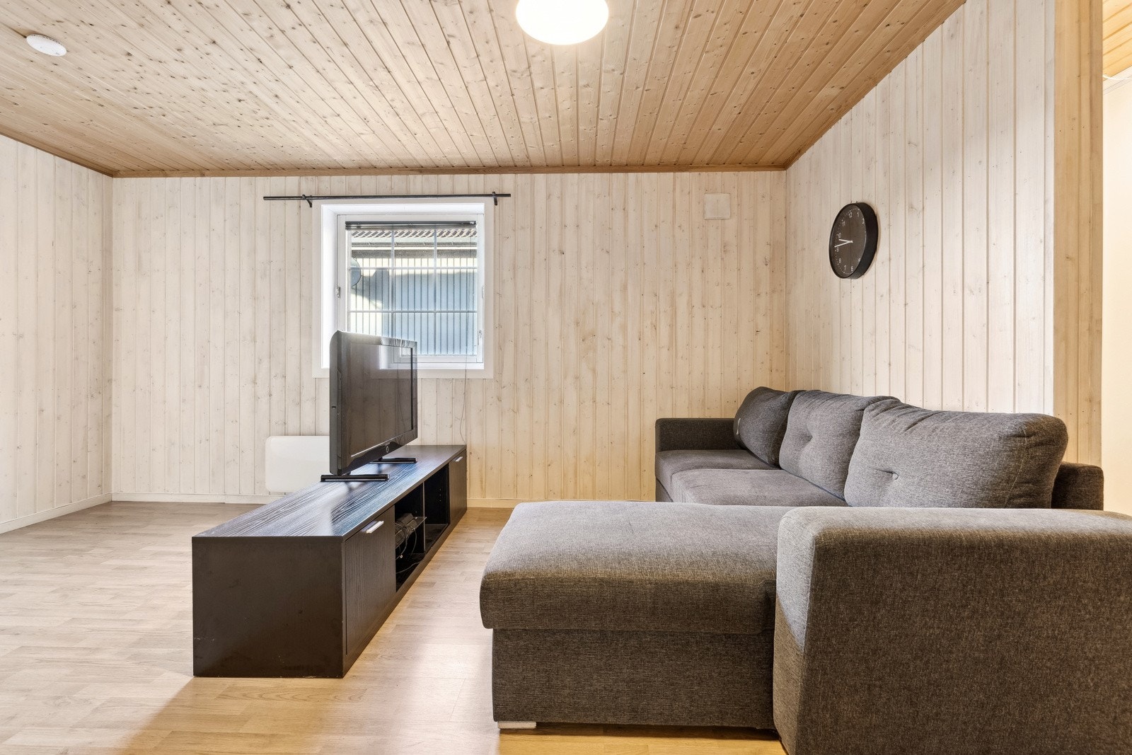 Rom benyttet som stue/kjøkken underetasje Galleribilde