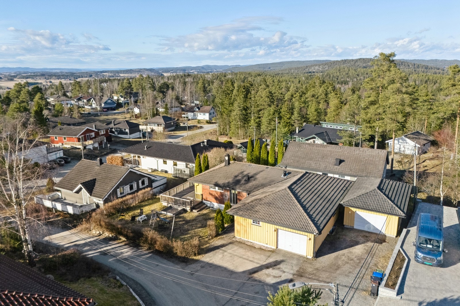 Boligen har 2 garasjer Galleribilde