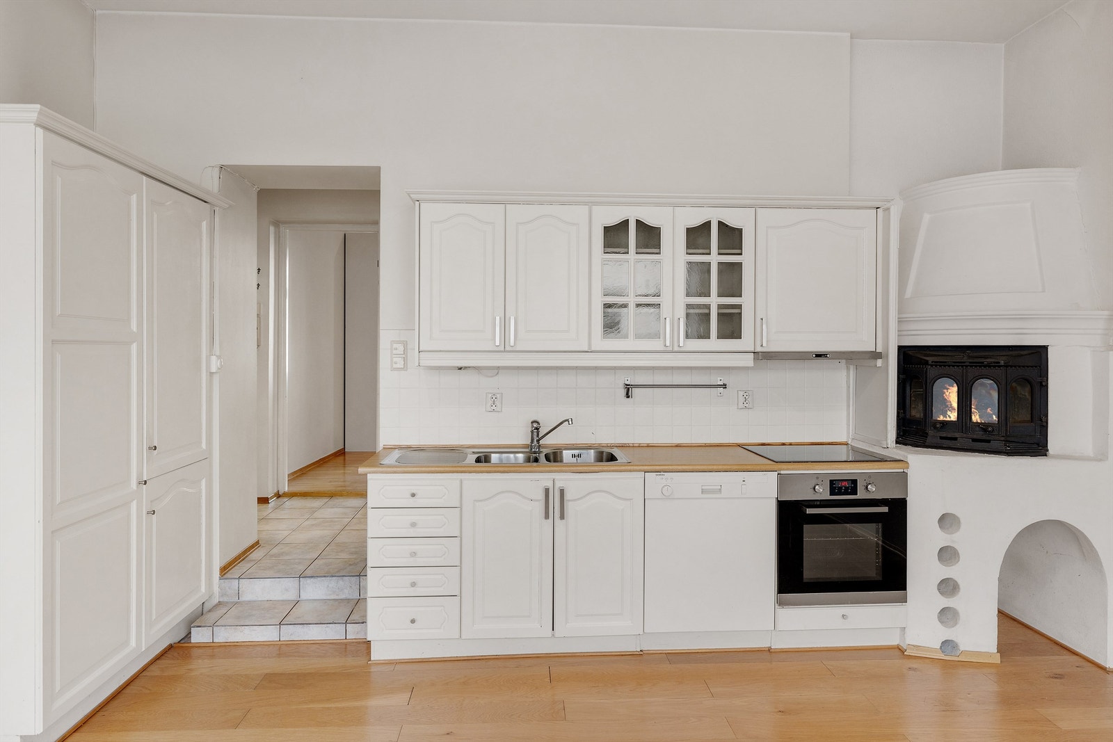 Praktisk kjøkken. Rikelig med oppbevaringsmuligheter i skuffer, over- og underskap. Galleribilde