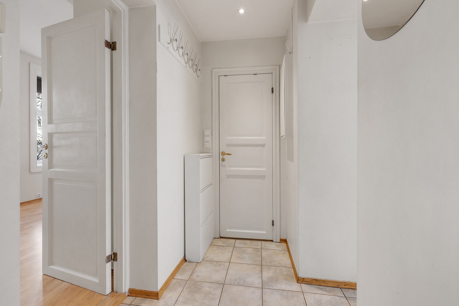 Lys og innbydende entré med god plass til å sette fra seg sko og henge fra seg ytterklær. Galleribilde