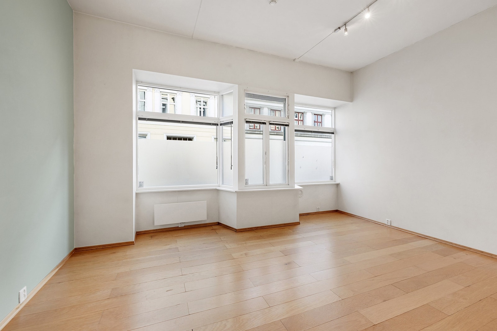 Dette er en lys og meget sentral 2-roms selveierleilighet med moderniseringsbehov. Her har du muligheter for å skape ditt nye drømmehjem! Galleribilde