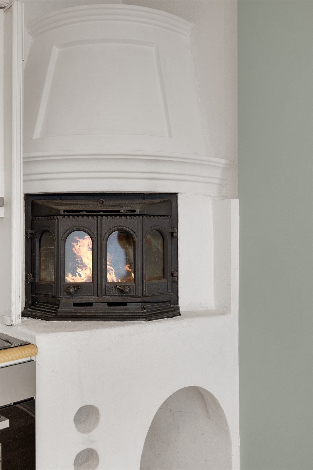 Leiligheten har både elektrisk oppvarming og vedovn. Galleribilde