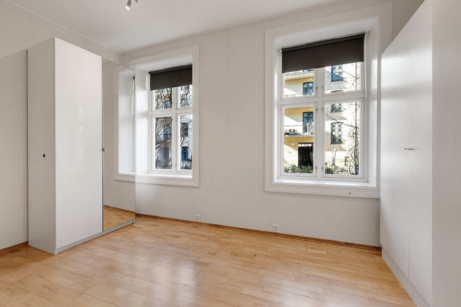 Fra soverommet er det utsikt mot hyggelig bakgård. Galleribilde