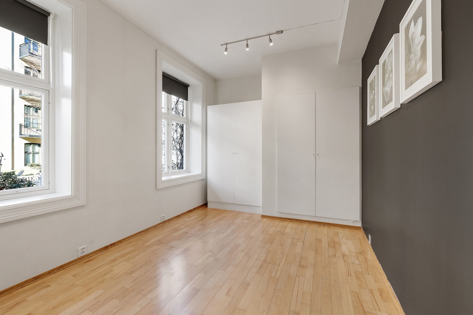 Rommet har store vinduer med dype karmer, med plass til ønsket dekor og beplantning. Galleribilde