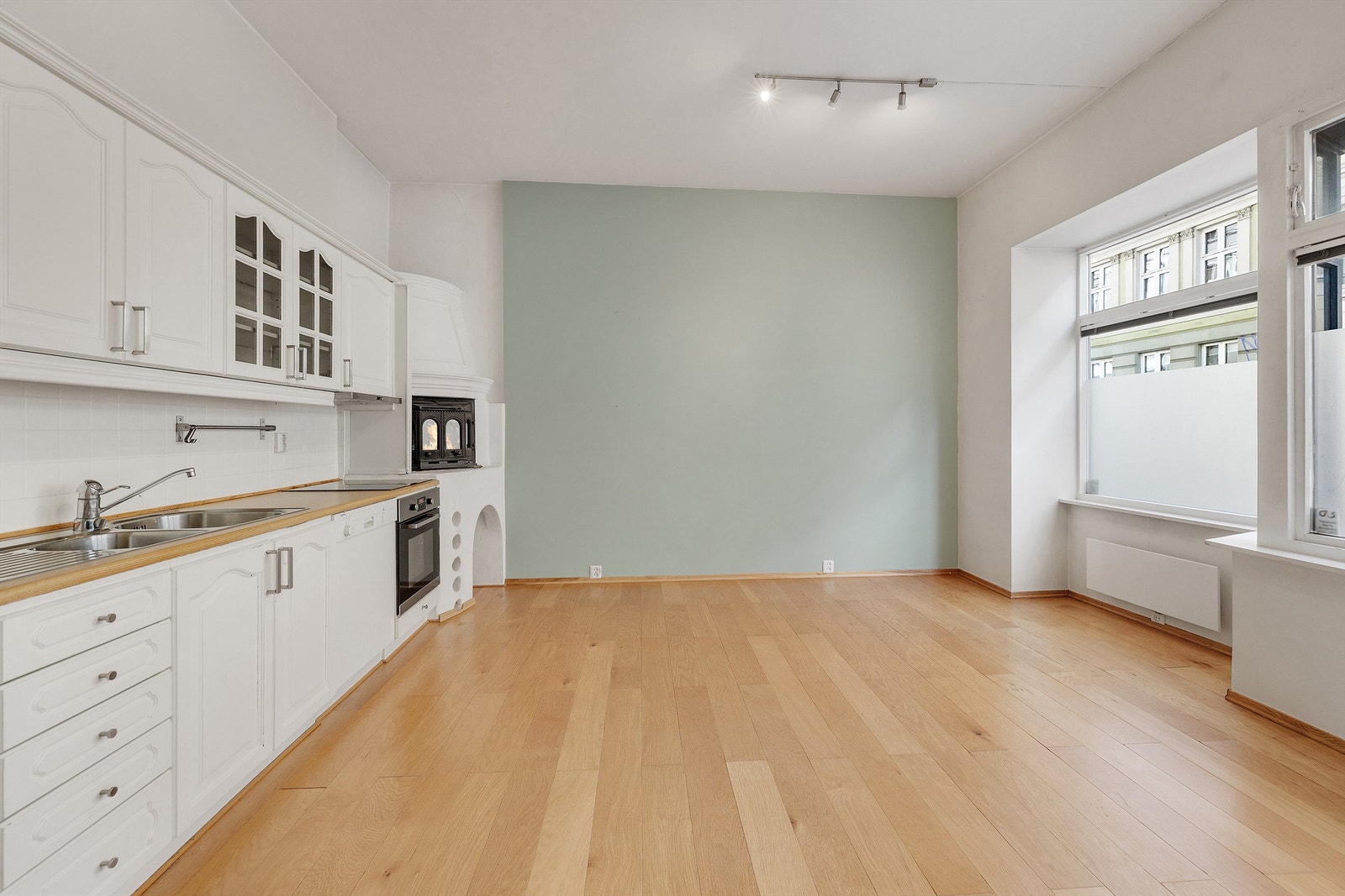 Åpen stue- og kjøkkenløsning med varmekabler i gulvet. Galleribilde