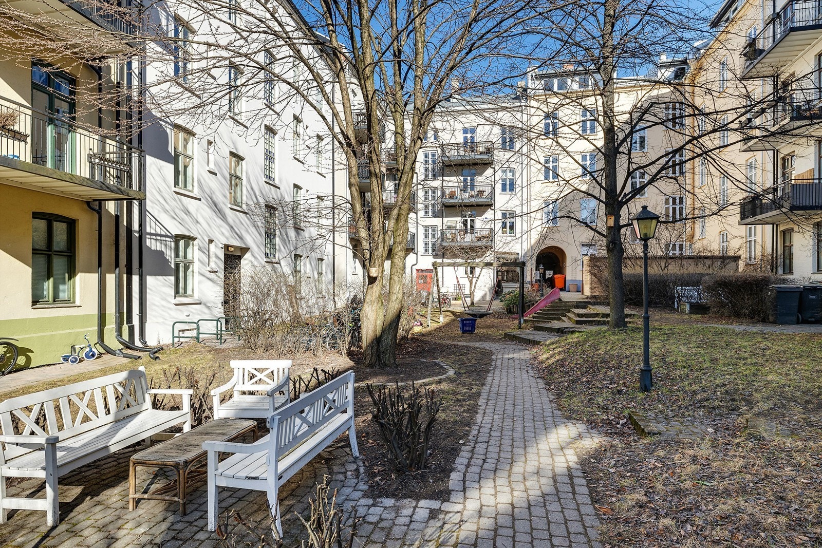 Koselig og rolig bakgård med mye grøntarealer, sittegrupper m.m. Galleribilde