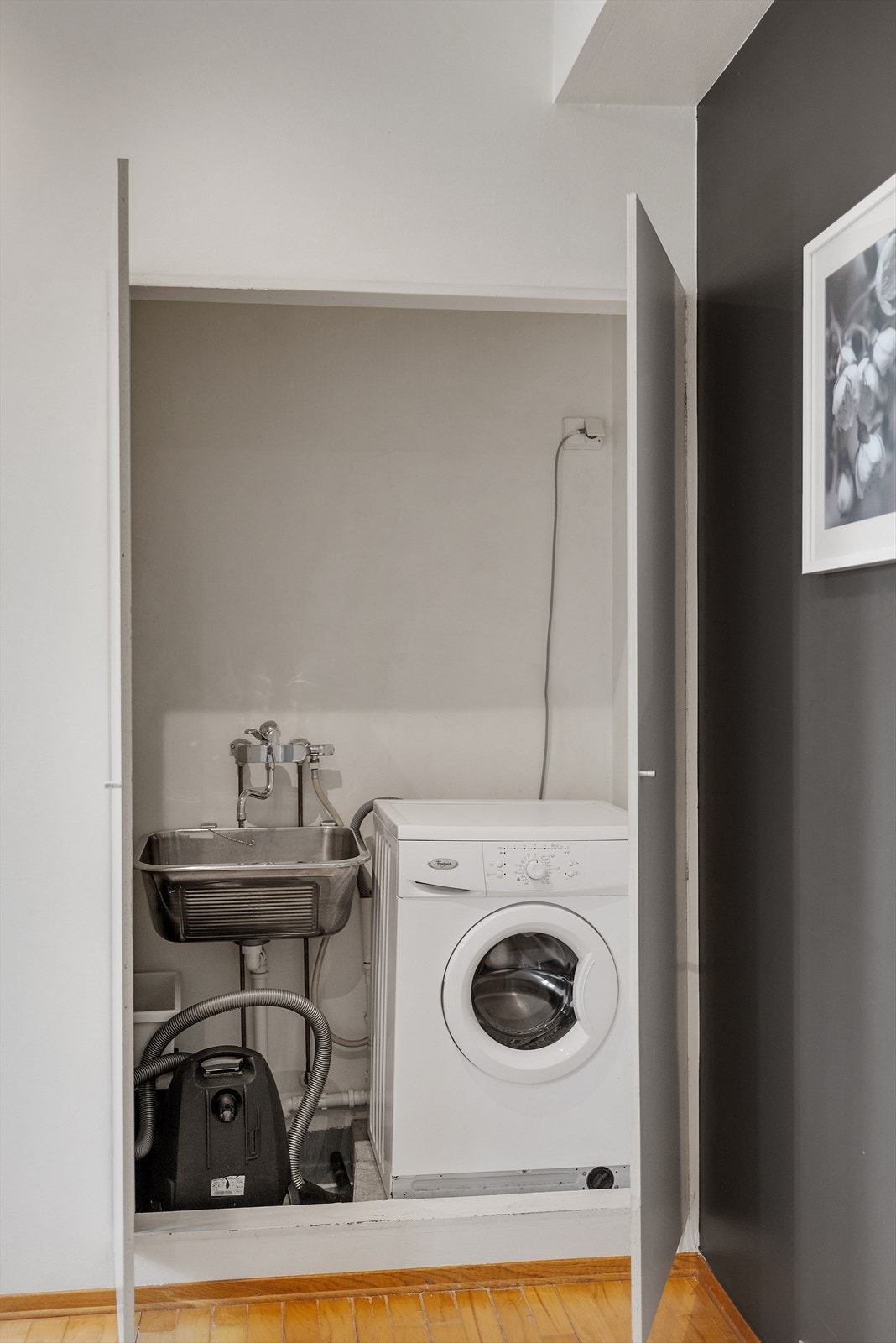 På soverommet er det et lite skap med opplegg for vaskemaskin og utslagsvask. Galleribilde