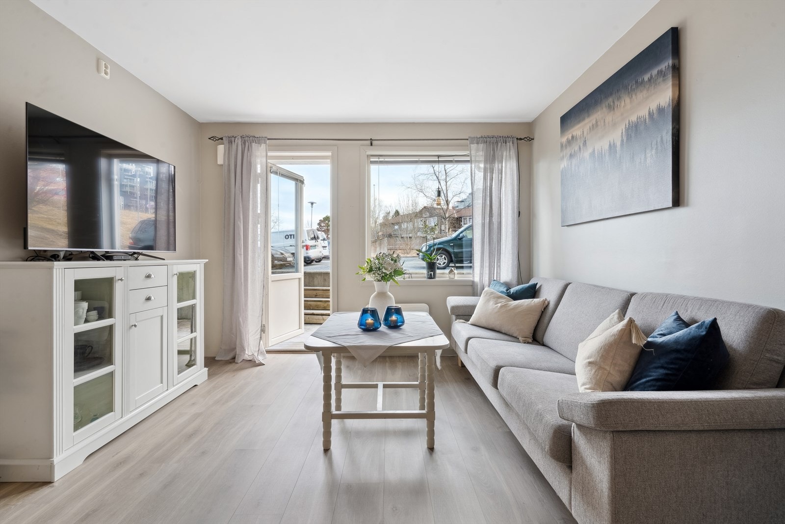 Romslig stue på ca 21 kvm. Galleribilde