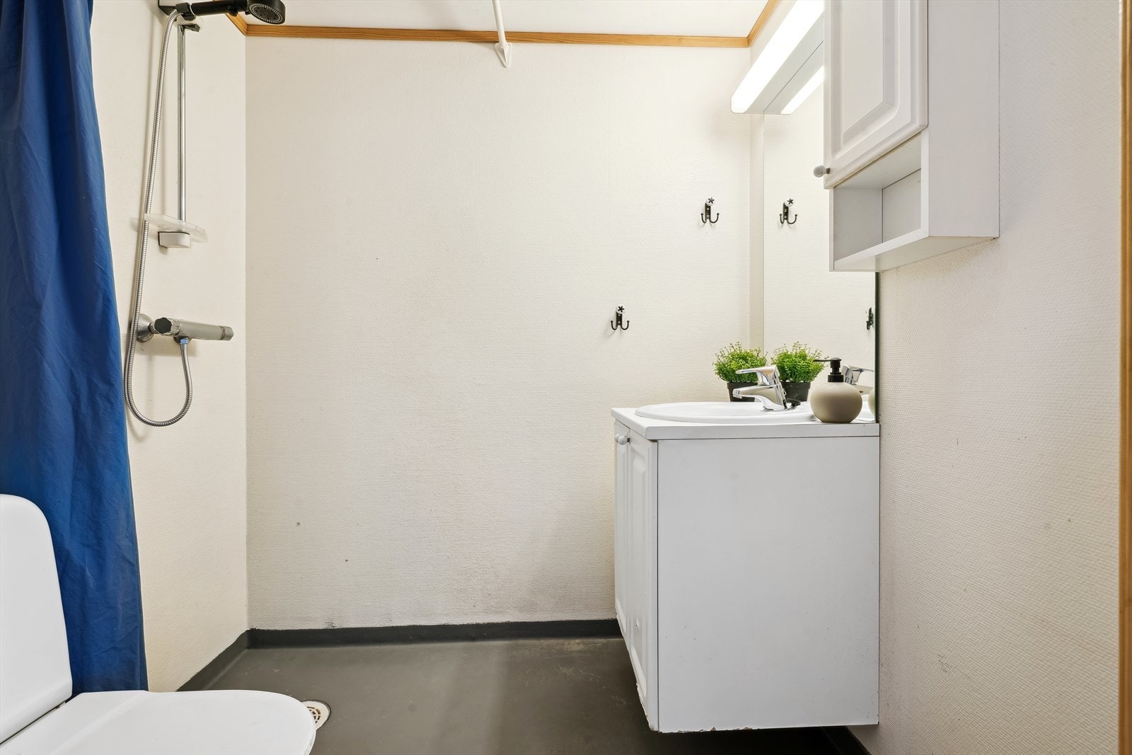 Badet i utleiedelen er på 2,7 kvm. Galleribilde