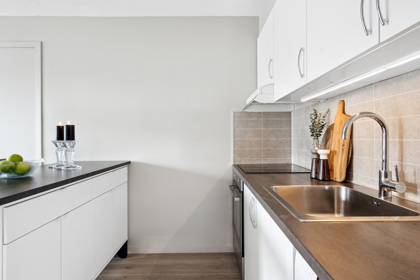 Det er etablert kjøkkenøy som sørger for god med benkeplass på kjøkknet. Galleribilde