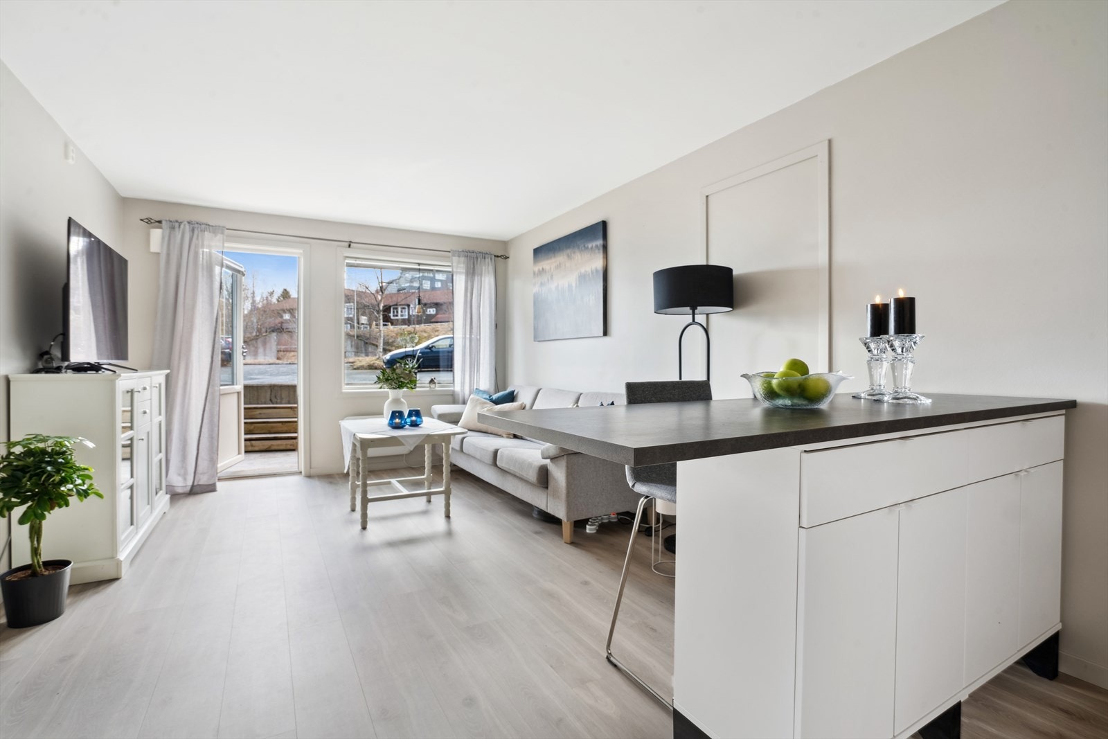 Aktiv Eiendomsmegling v/ Christian Drøyvold har gleden av å presentere Ole Aasveds veg 2 - en flott og lys 2-roms leilighet god planløsning og egen utleiedel. Galleribilde