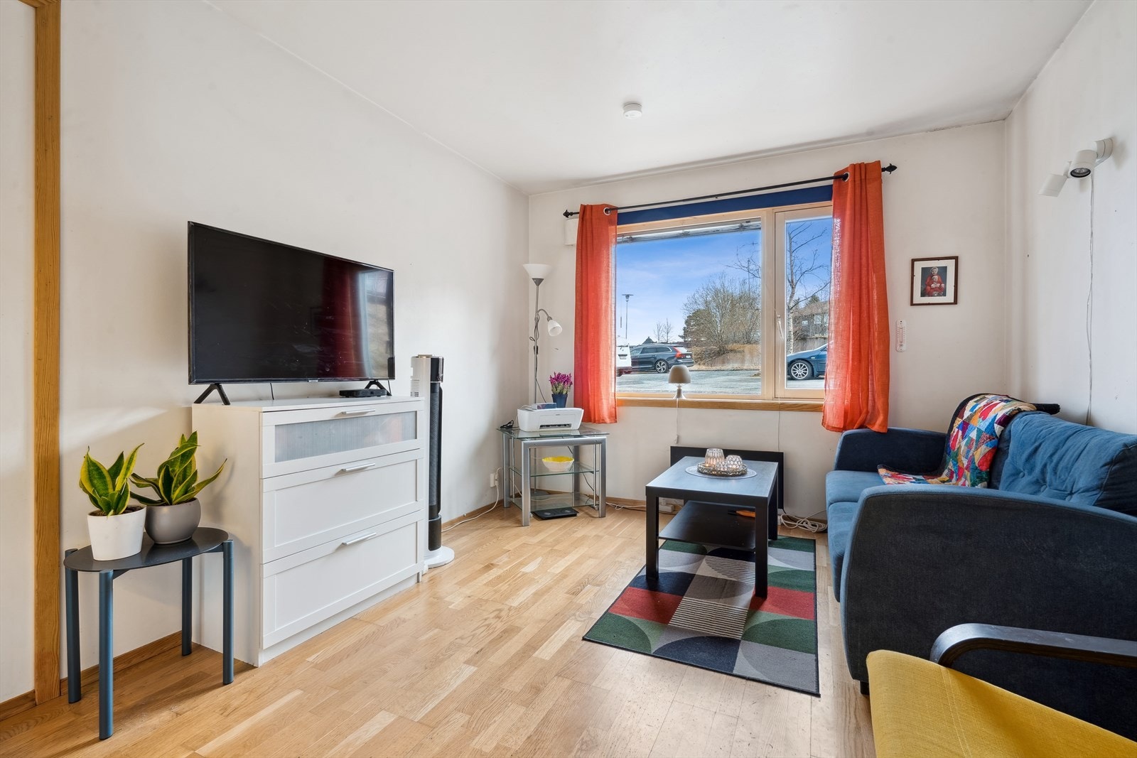 Stuen/soverommet i hybeldelen er på 13,5 kvm. Galleribilde