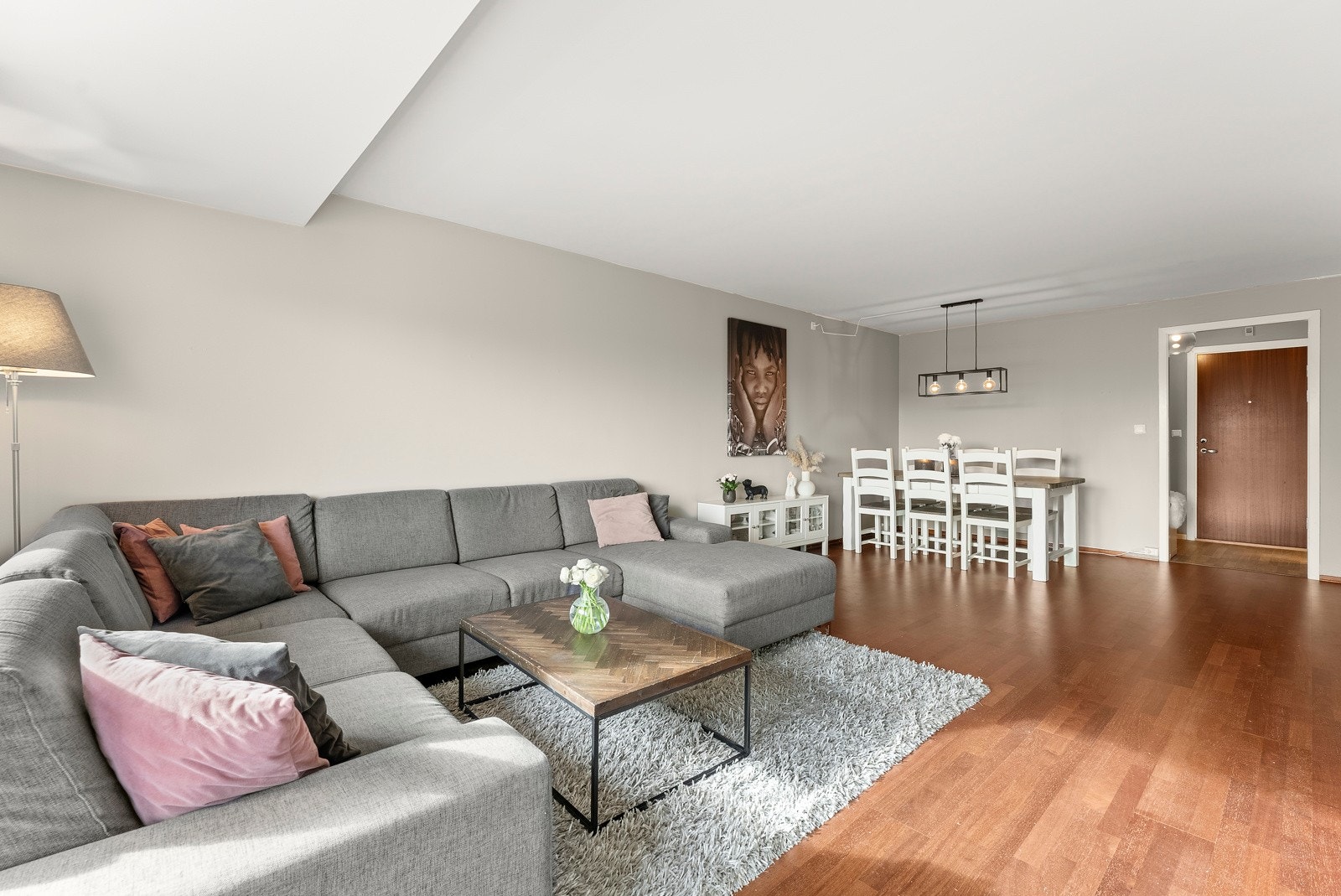 Overflatene er moderne med slette vegger og listefri overgang til himling. Galleribilde