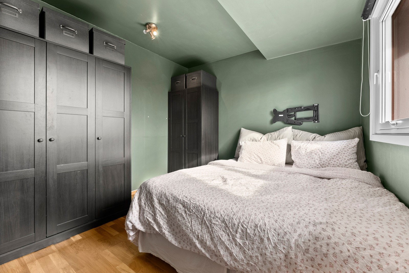 Soverommet har pent, dempet uttrykk og god plass til dobbeltseng i tillegg til garderobeskapene. Galleribilde