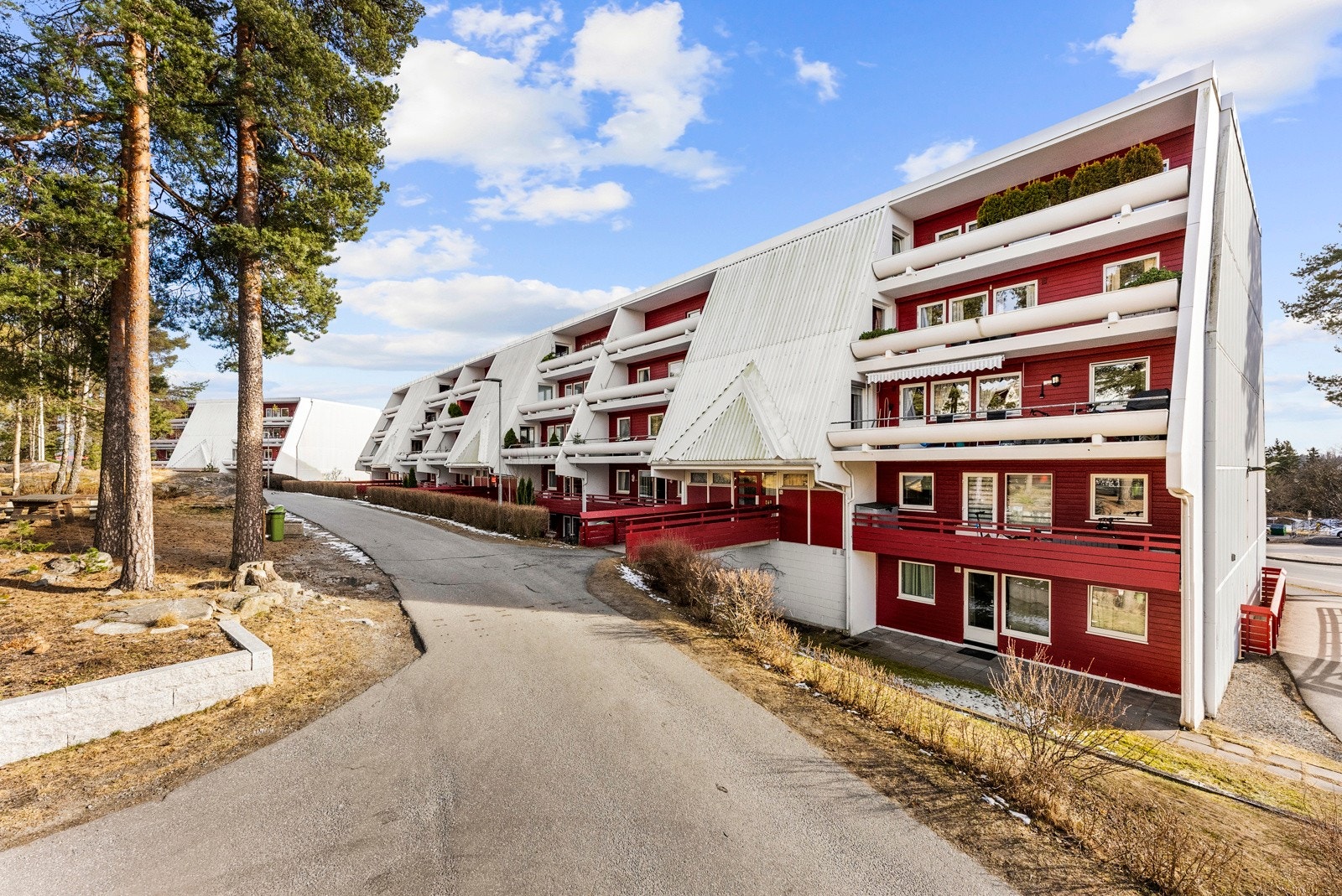 Leiligheten ligger i et naturskjønt område, kun få hundre meter unna alt man trenger i hverdagen. Galleribilde