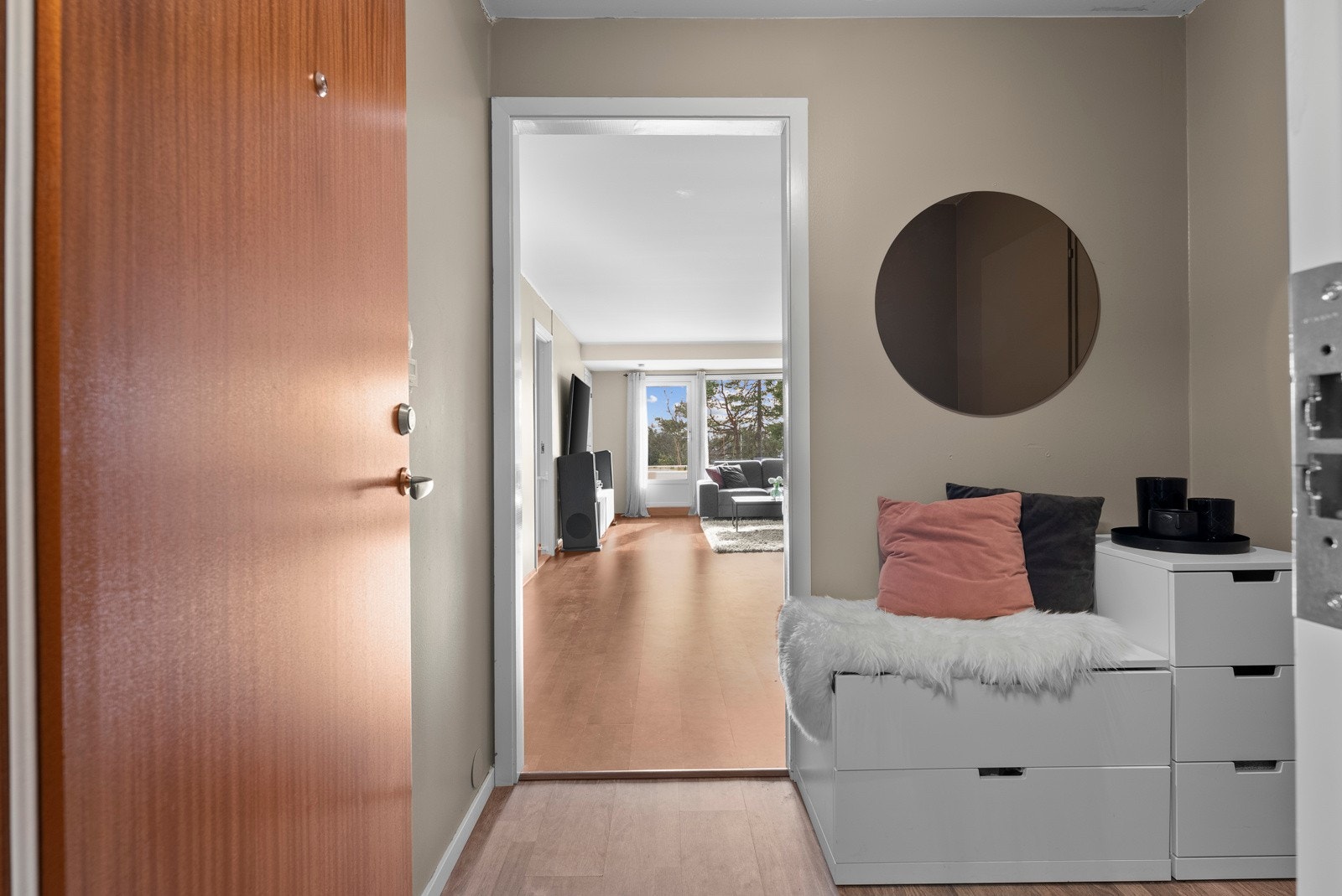 Det er inngang fra felles trappegang til en entré med moderne overflater. Galleribilde