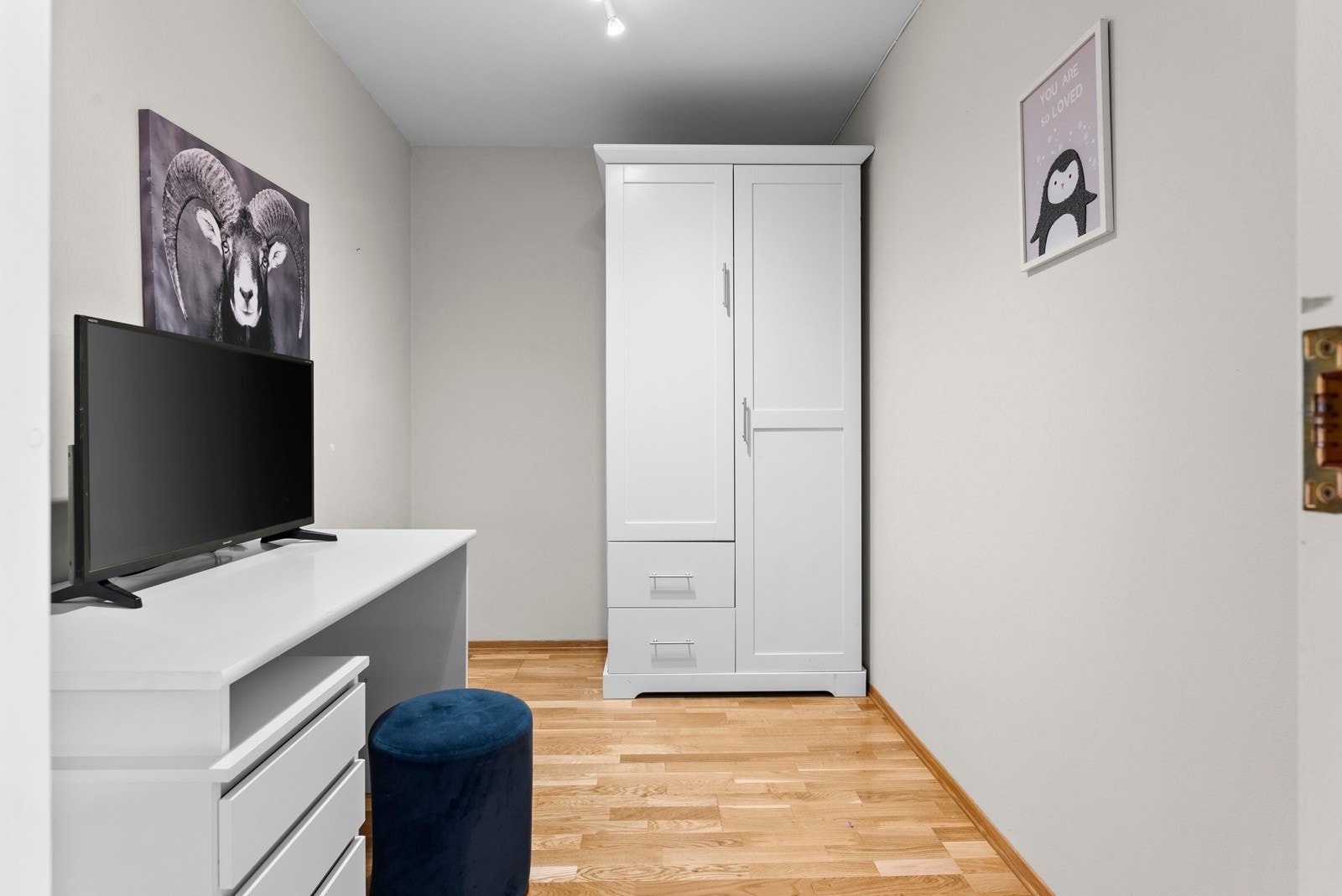 Vegg-i-vegg med soverommet er det et romslig, innredet rom - perfekt å benytte som kontor eller bod. Galleribilde