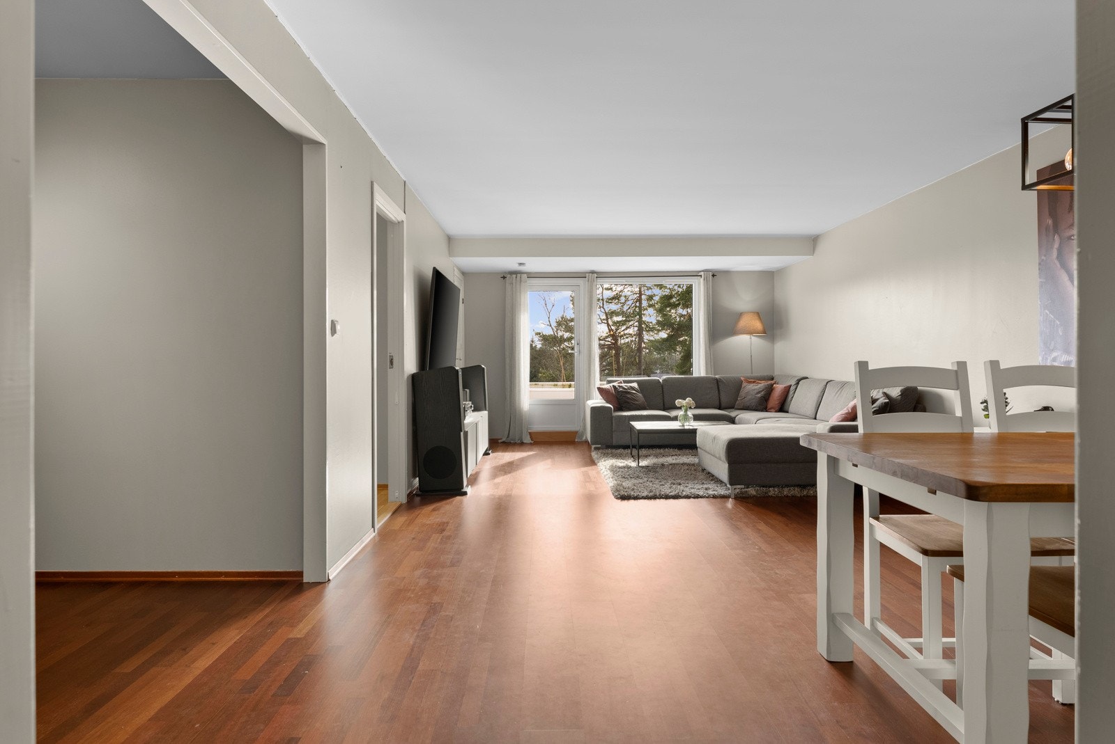 Stuen har bred åpning mot kjøkkenet, noe som danner et sosialt allrom. Galleribilde