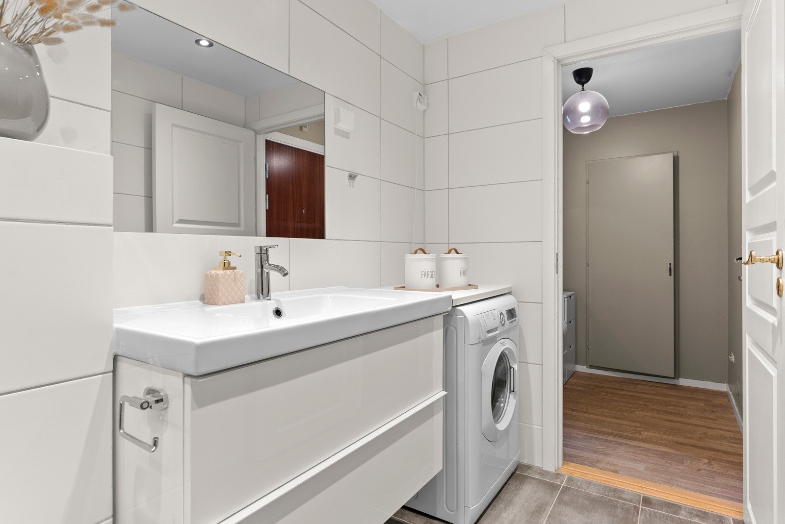 Ved siden av innredningen er det laget en praktisk vaskesone med opplegg for vaskemaskin under benken. Galleribilde