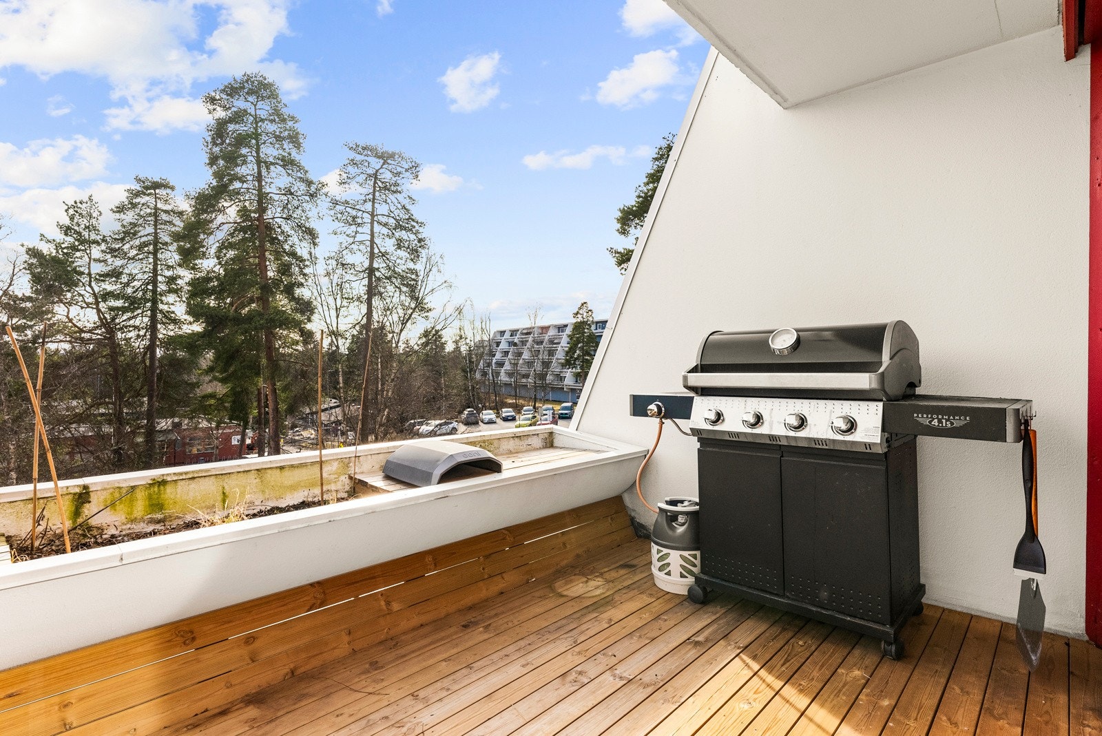 Balkongen fikk dekke av terrassebord i 2023 og fremstår som et usjenert uterom. Galleribilde