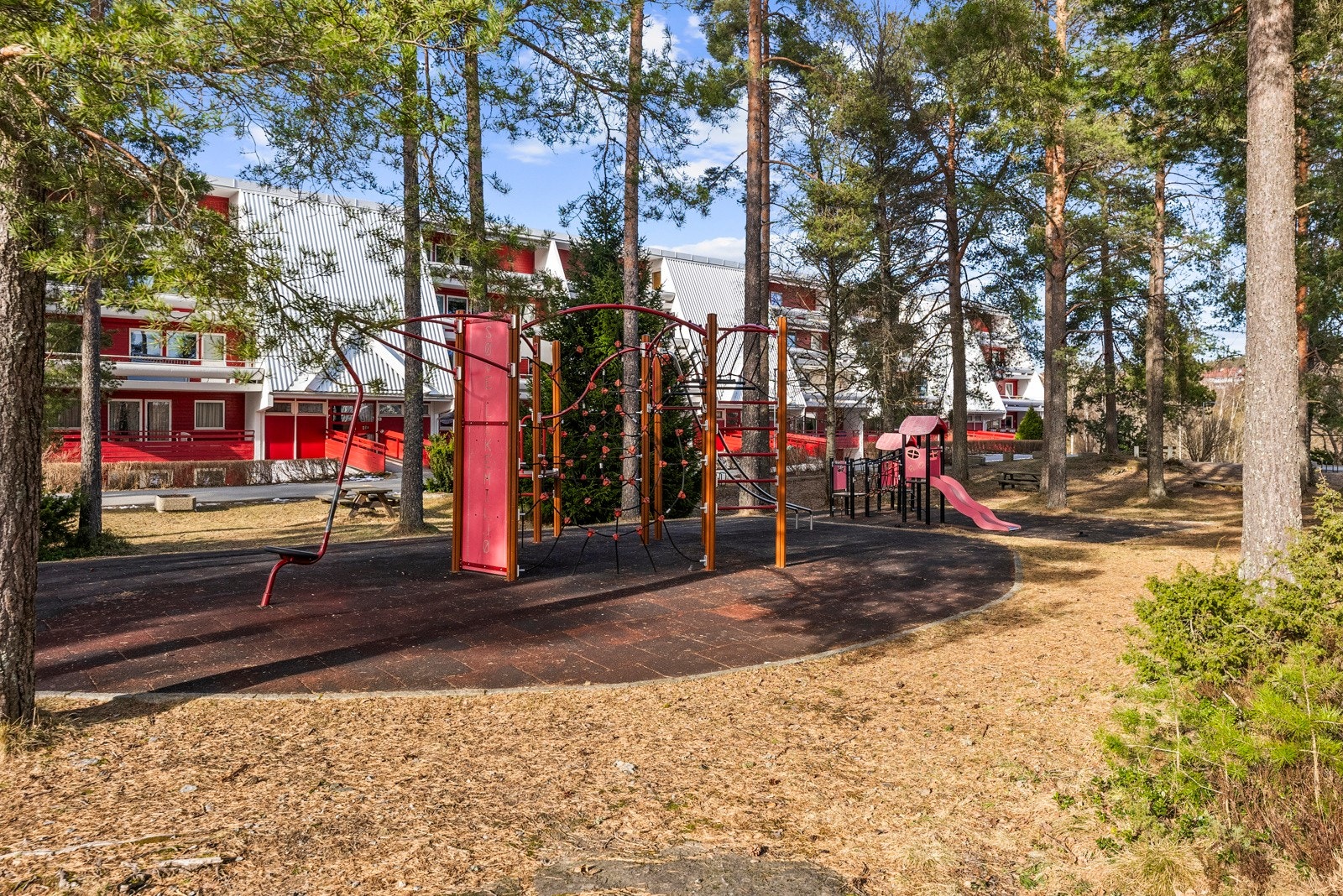 Fellestomten har stor lekeplass og koselige områder. Galleribilde