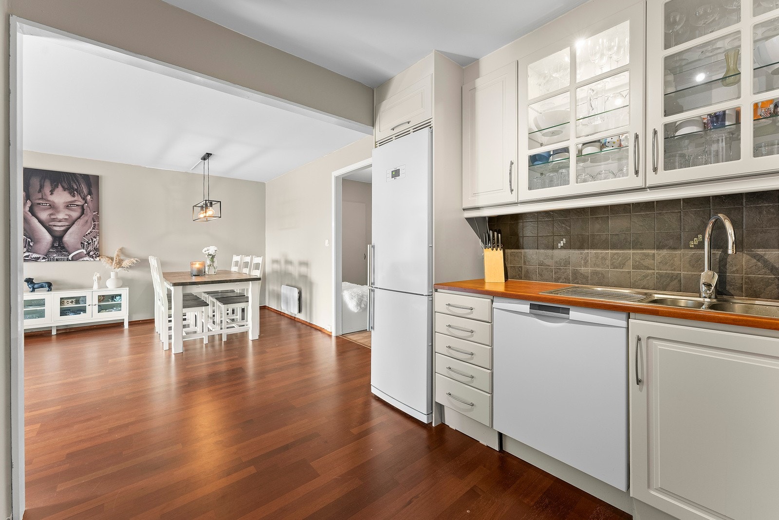 Kjøkkenet har velholdt innredning fra 2009 med TG1. Galleribilde