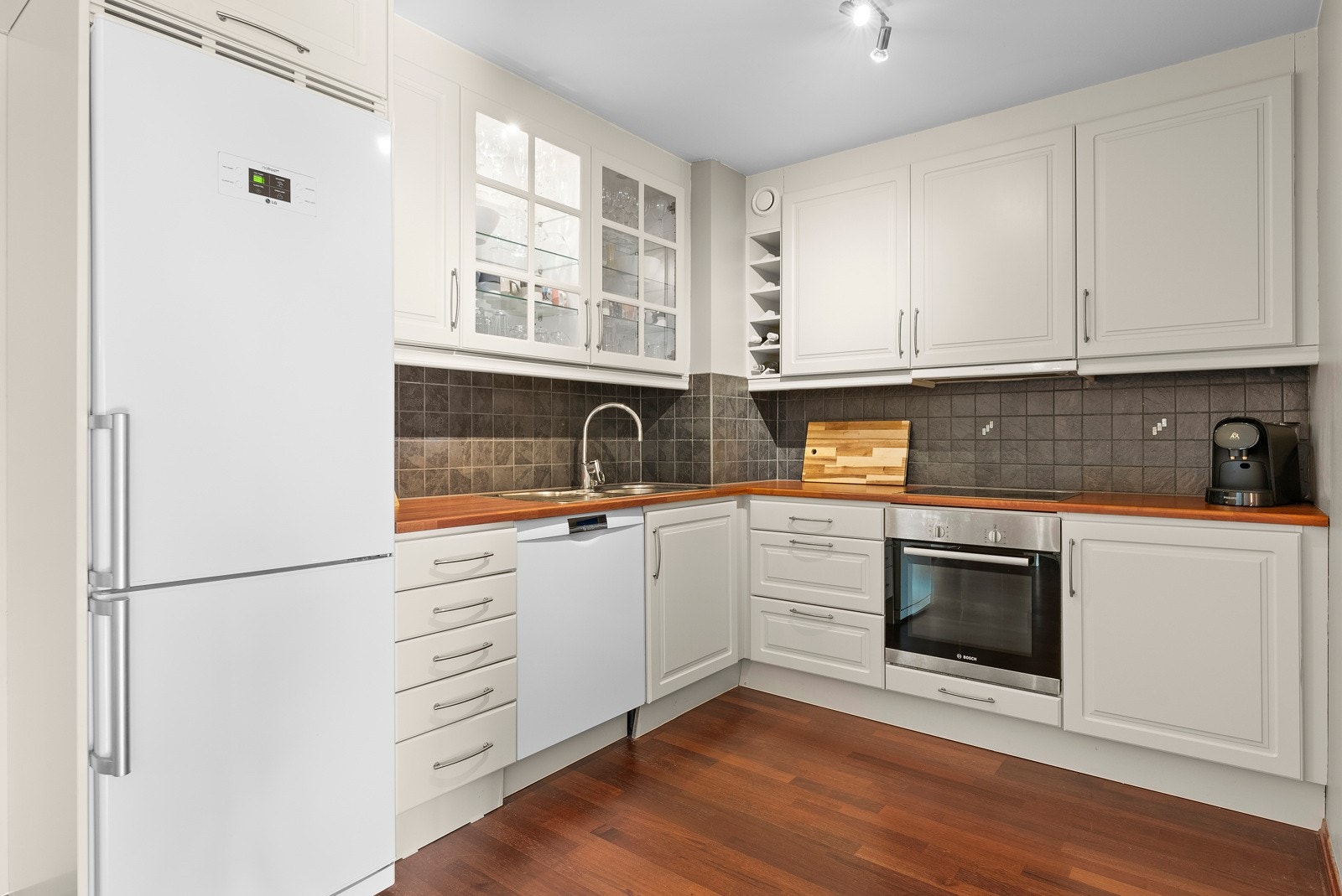 Innredningen har god skap- og benkeplass, samt integrert stekeovn og koketopp. Galleribilde