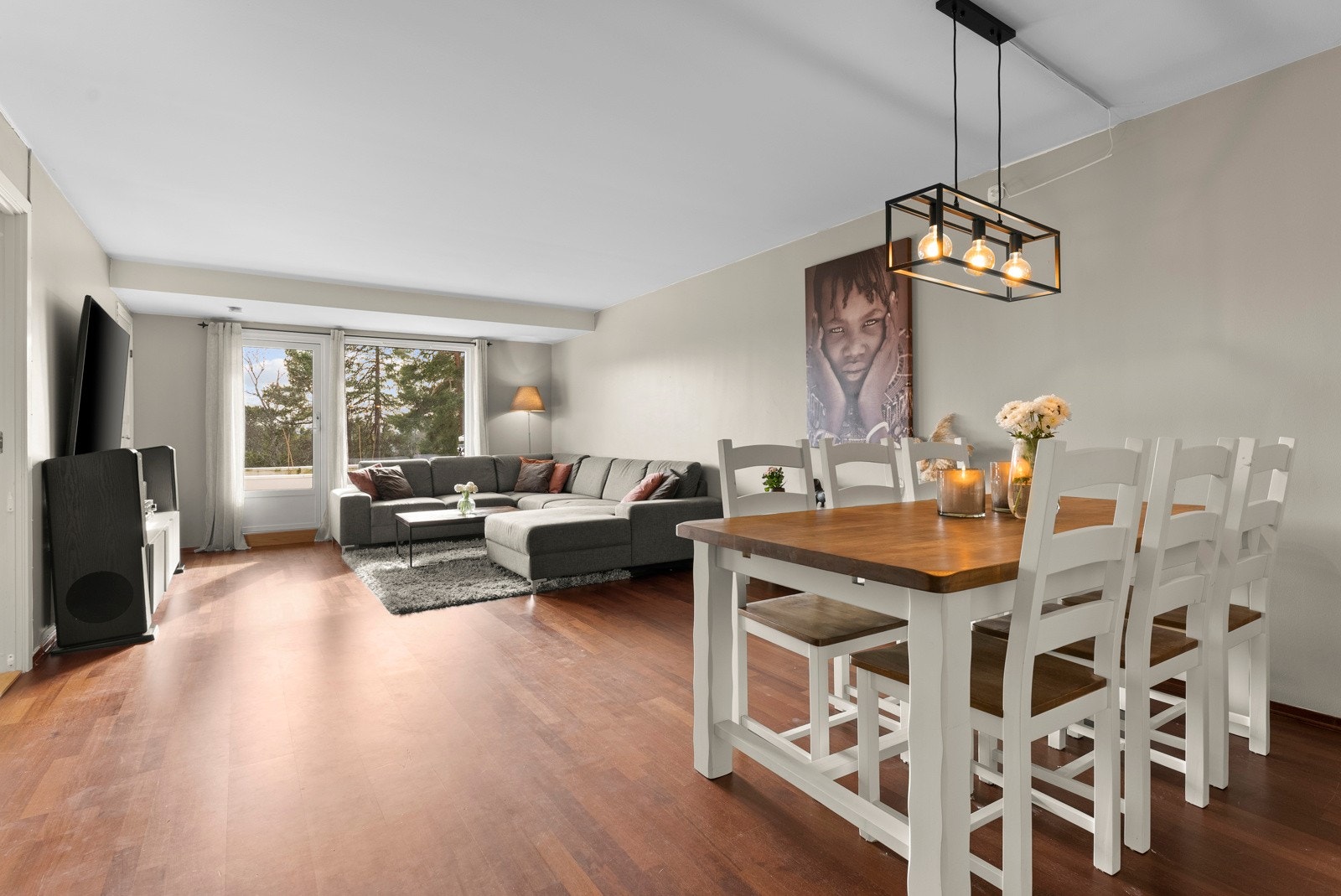 Stuen er av svært god størrelse, noe som gjør det enkelt å innrede med både hjørnesofa og spisebord. Galleribilde