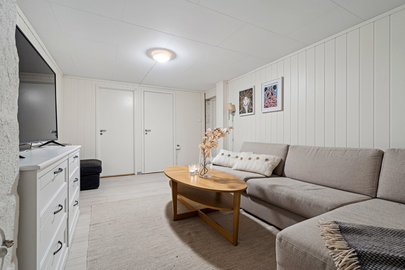 Flott kjellerstue - utmerket plass hvor man kan trekke seg litt unna om man ønsker det, eller samle vennegjengen til en hyggelig sammenkomst. Galleribilde