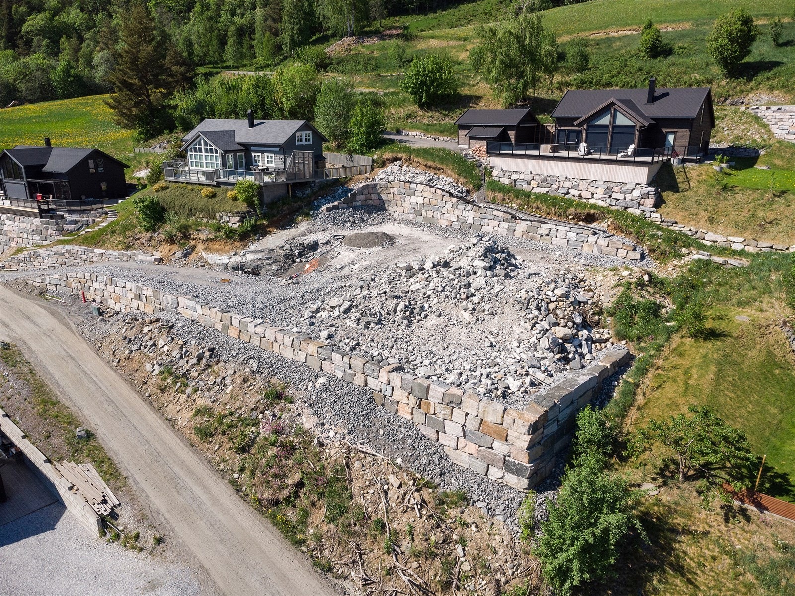 Tomten ble i 2023 seksjonert og det kan oppføres to bygg på tomten om ønskelig. Galleribilde