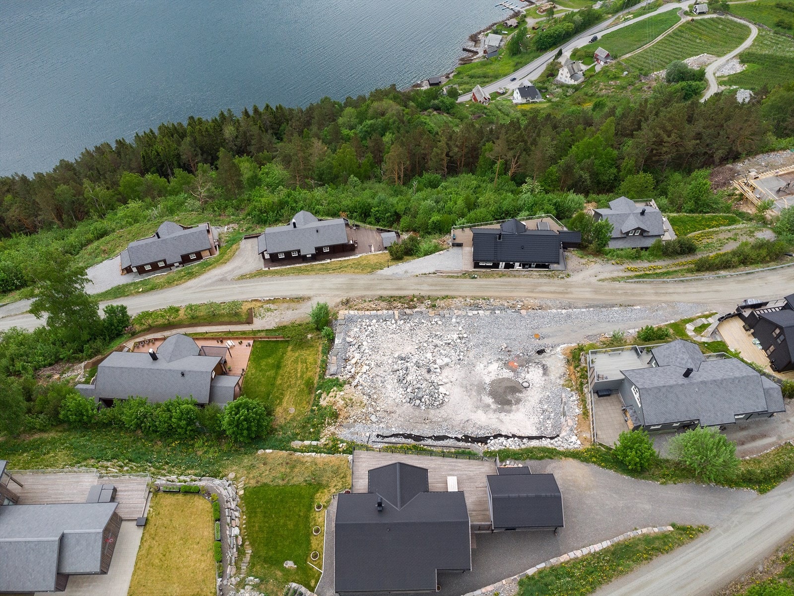 Tomten er ubebygd og delvis opparbeidet. Galleribilde