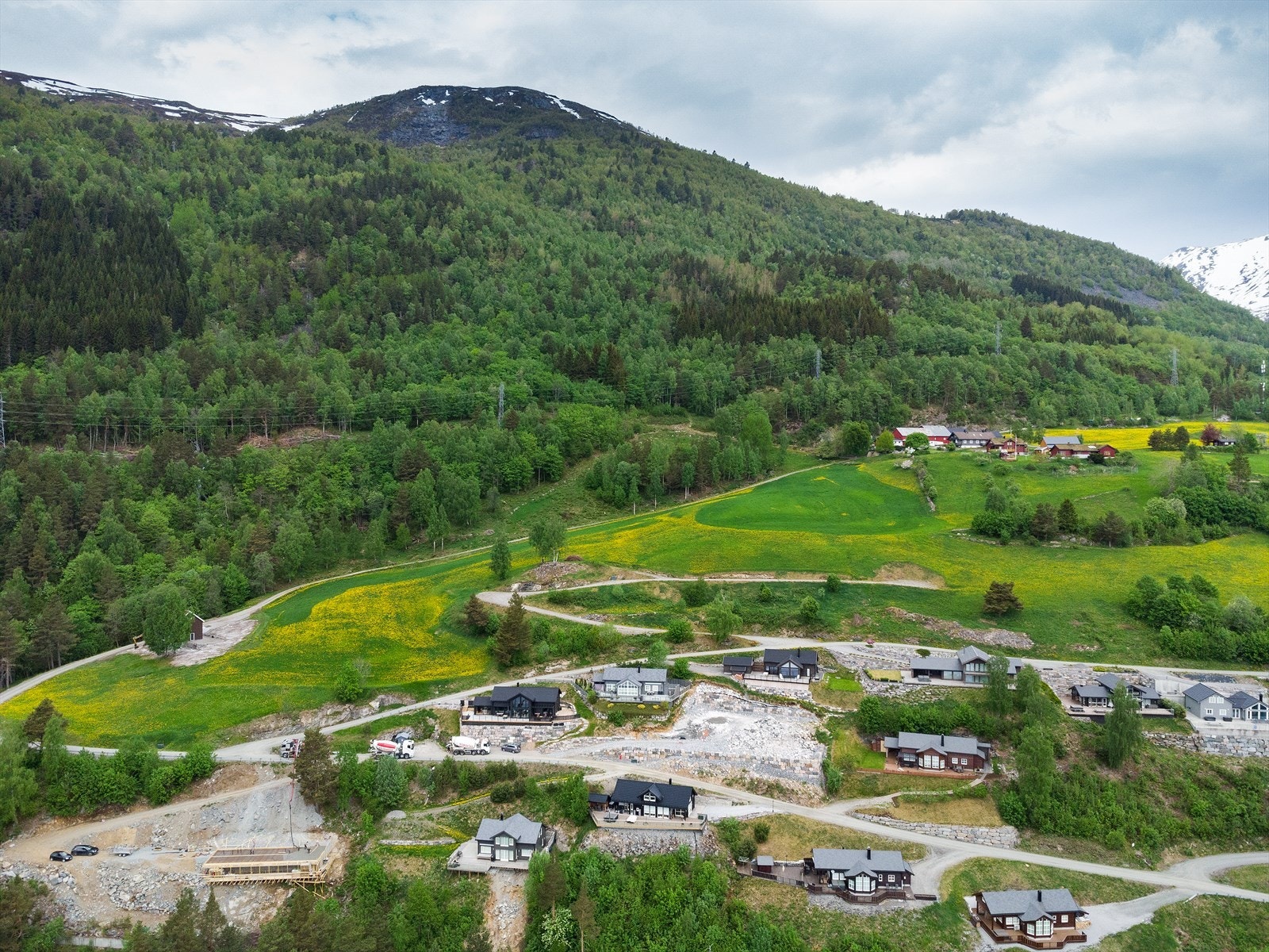 Tomten ligger i eksisterende hyttefelt som i dag består av bebygde og ubebygde tomter. Galleribilde