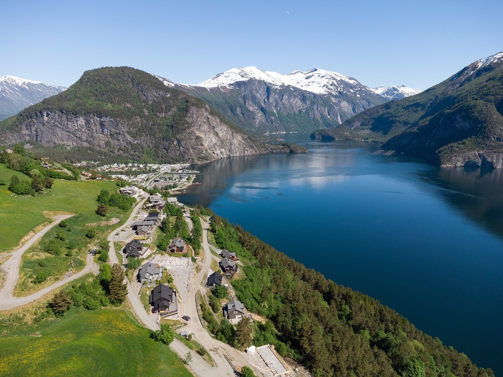 Tomten ligger fint til i terrenget og kan skilte med gode solforhold og nydelig utsikt mot Norddalsfjorden og de omkringliggende fjellene. Galleribilde