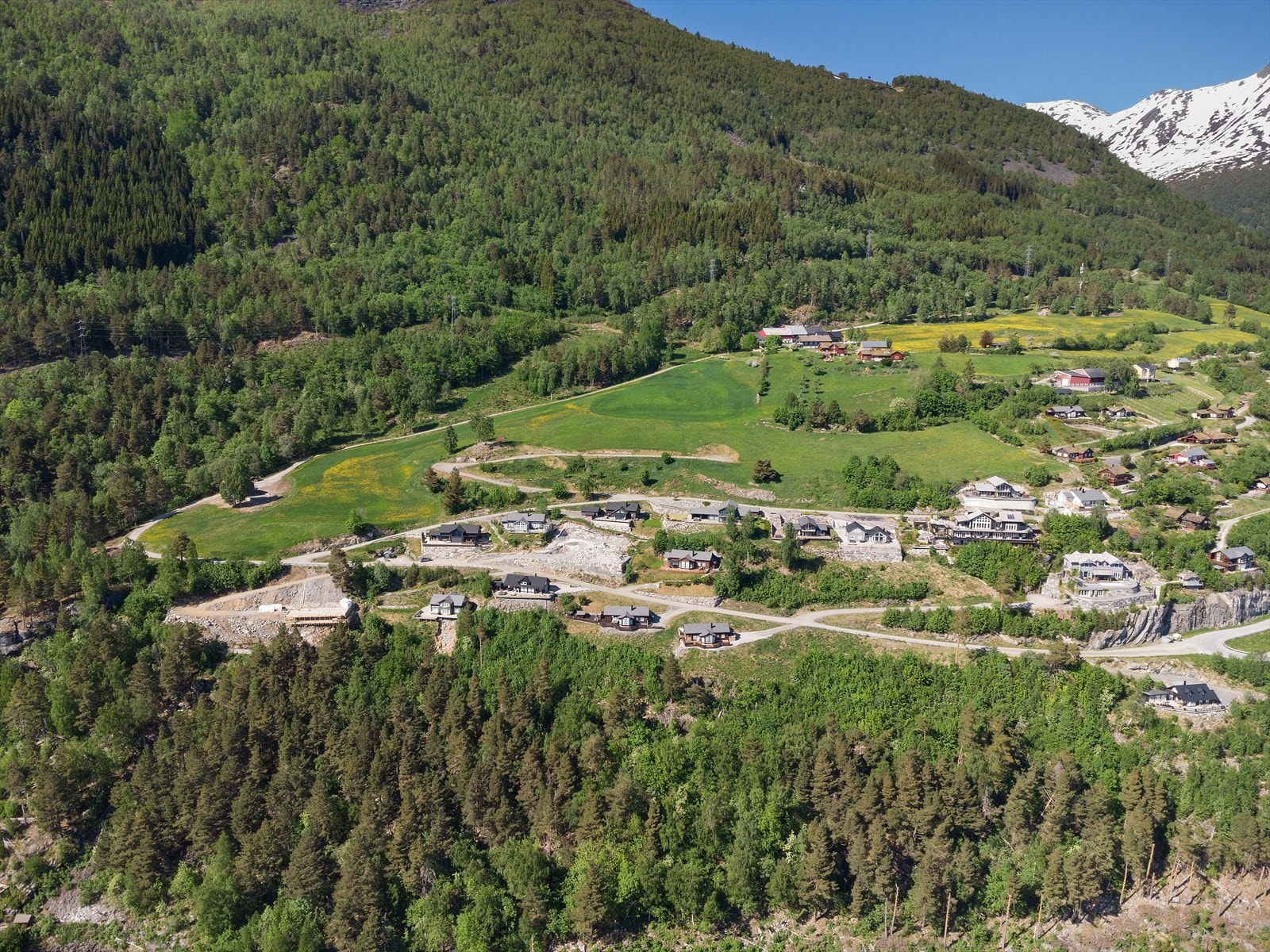 Valldal byr på en flere flotte fjellturer og aktiviteter som klatring, kajakkpadling og sykling. Galleribilde